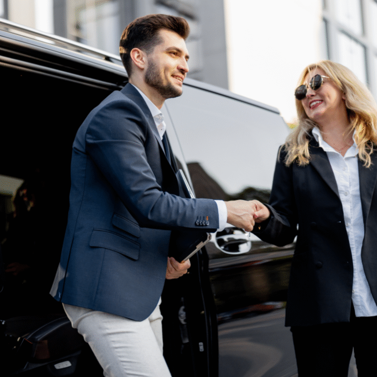 Motorista recebendo passageira no transfer